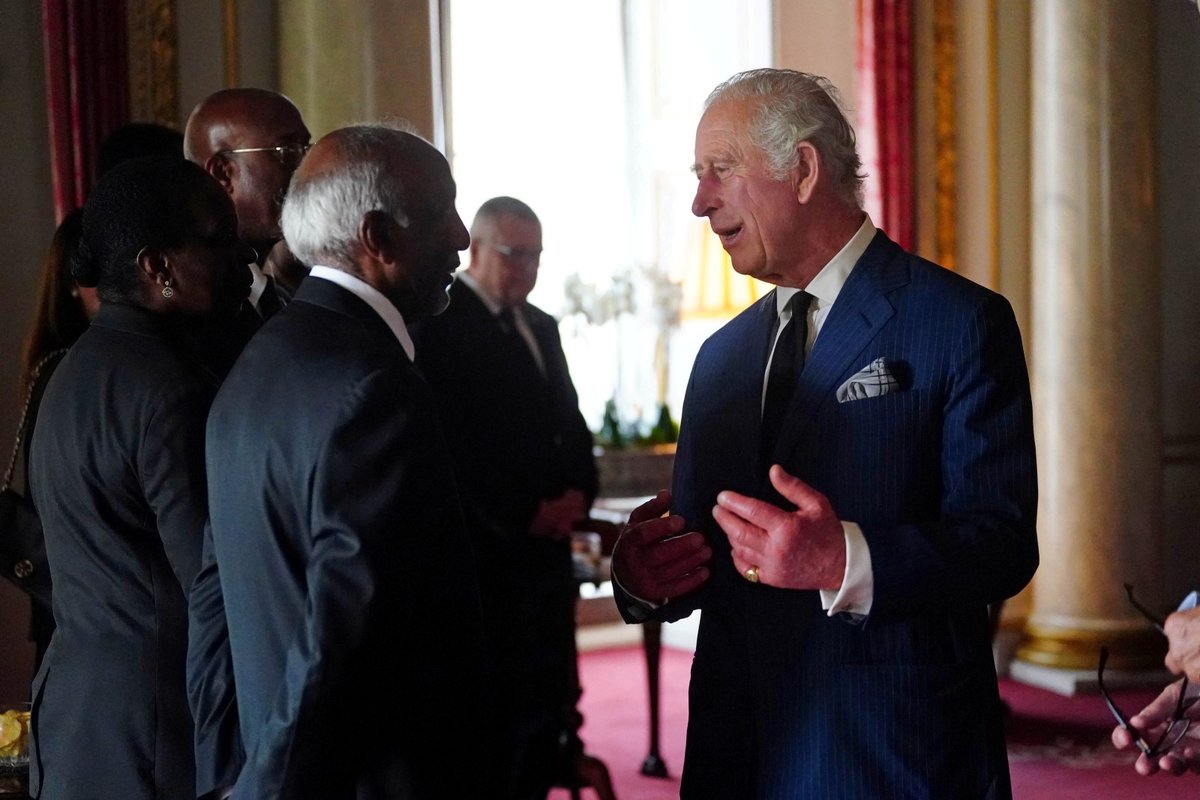 Karel III. a Camilla na recepci s diplomatickými zástupci zemí Společenstva národů v Buckinghamském paláci.