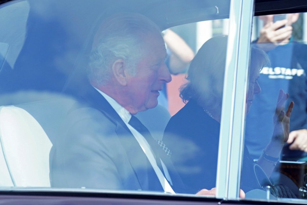 Král a královna v černé limuzíně míří do Londýna.