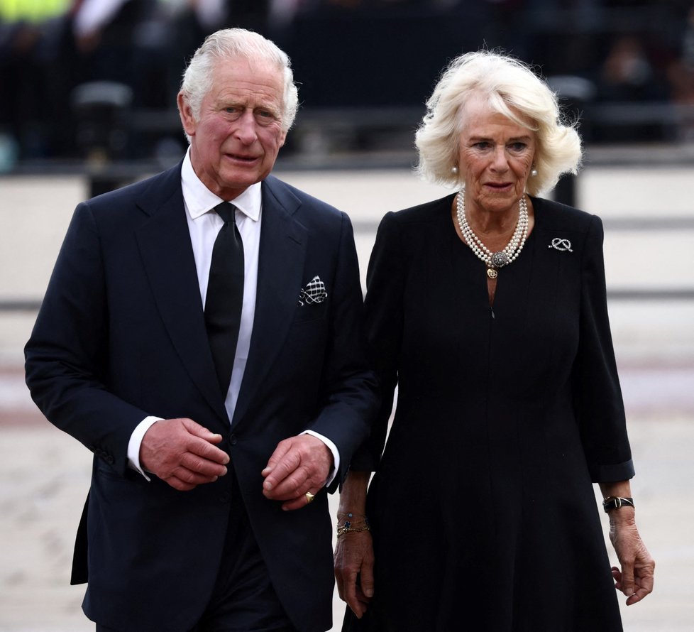 Karel III. a Camilla dorazili do Buckinghamského paláce.