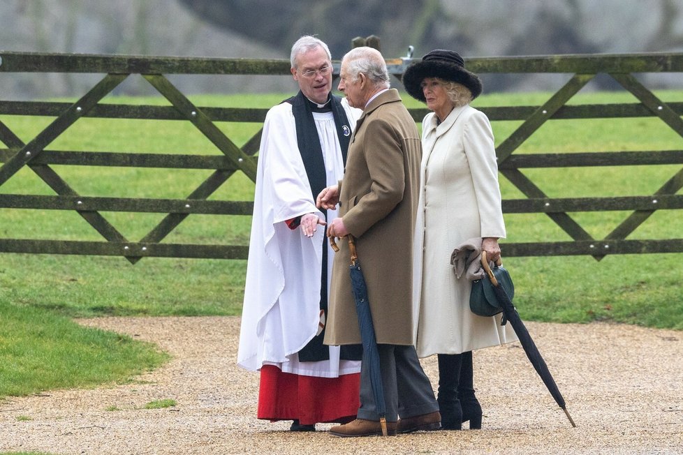 Král Karel III. a královna Camilla u kostela sv. Máří Magdalény v Sandringhamu v neděli 11. února 2024