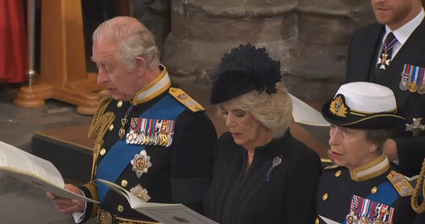 Král Karel III,. Camilla Parker a princezna Anna se shromáždili v tiché modlitbě.