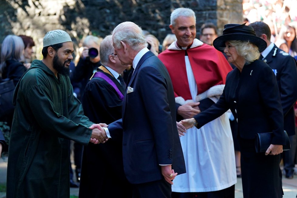 Karel III. poprvé jako král v Cardiffu ve Walesu.