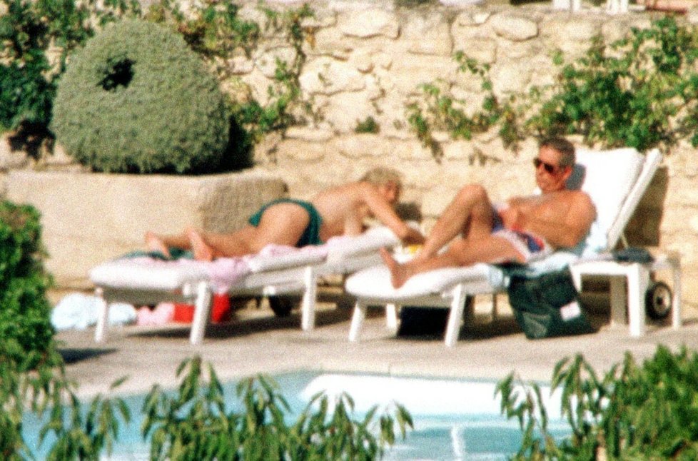Charles a Camilla na dovolené na jihu Francie v září 2000