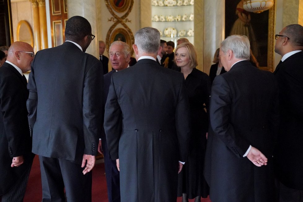 Král Karel III. během audience s premiérkou Liz Trussovou a členy jejího kabinetu.