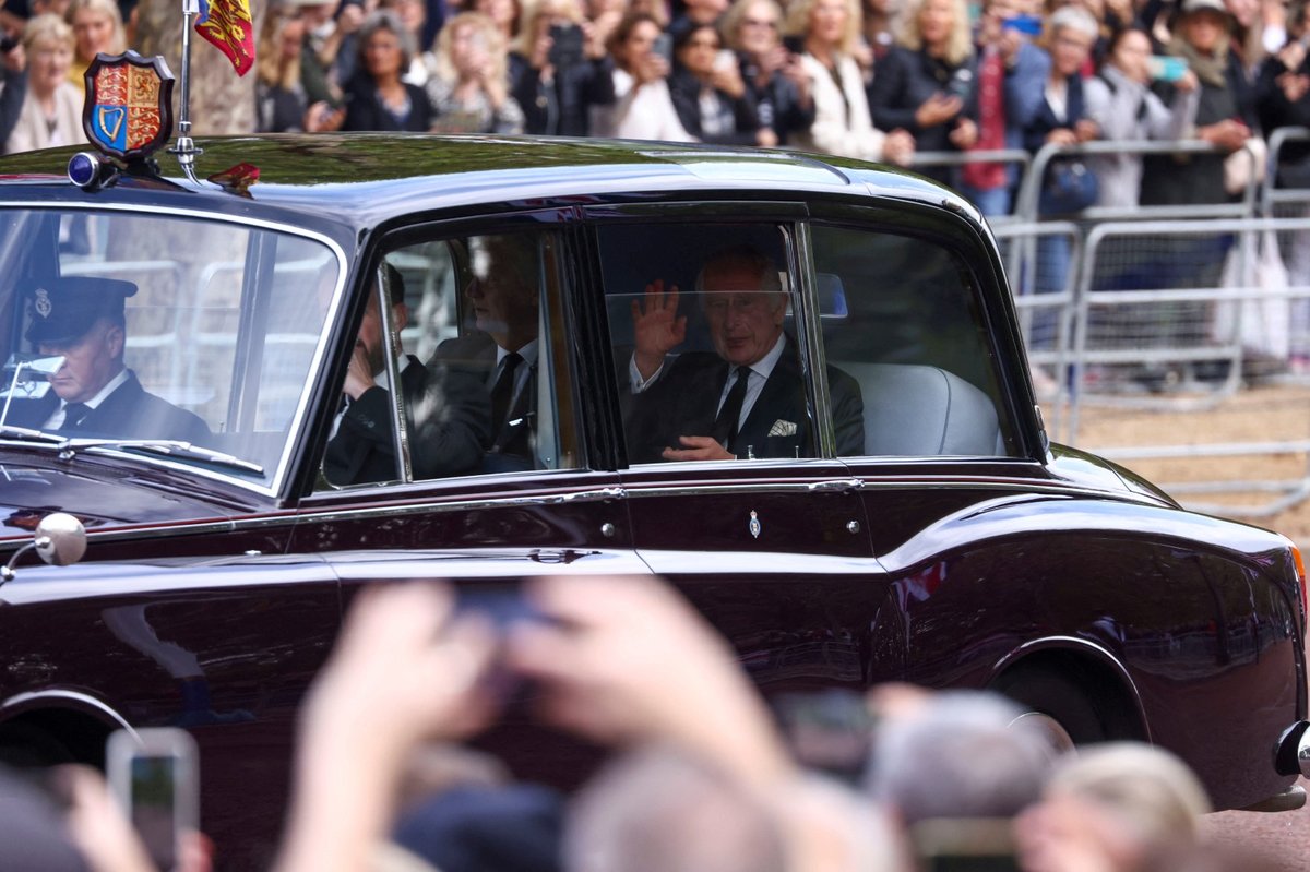 Král Karel III. opustil své sídlo Clarence House a přesunul se do Buckinghamského paláce.