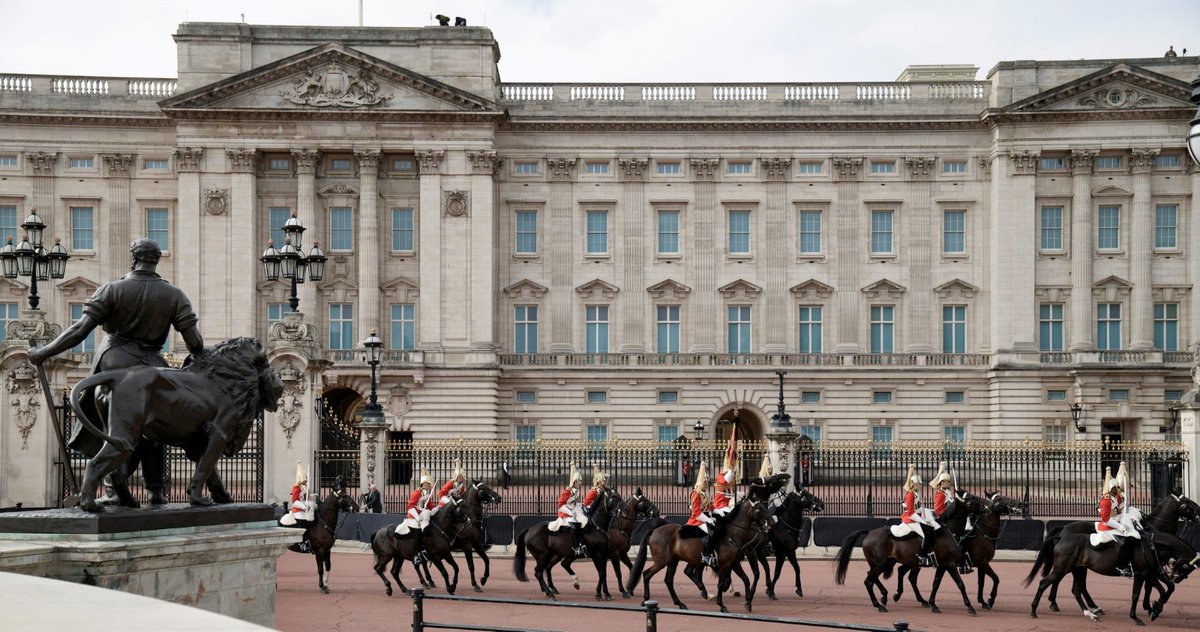 Král Karel III. před začátkem smutečního procesí na cestě do Buckinghamského paláce.