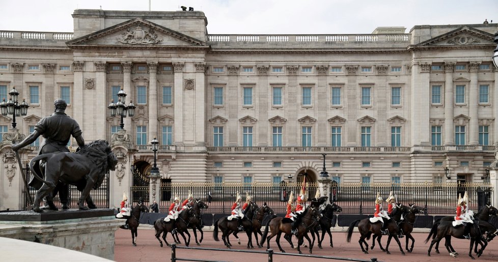 Král Karel III. před začátkem smutečního procesí na cestě do Buckinghamského paláce