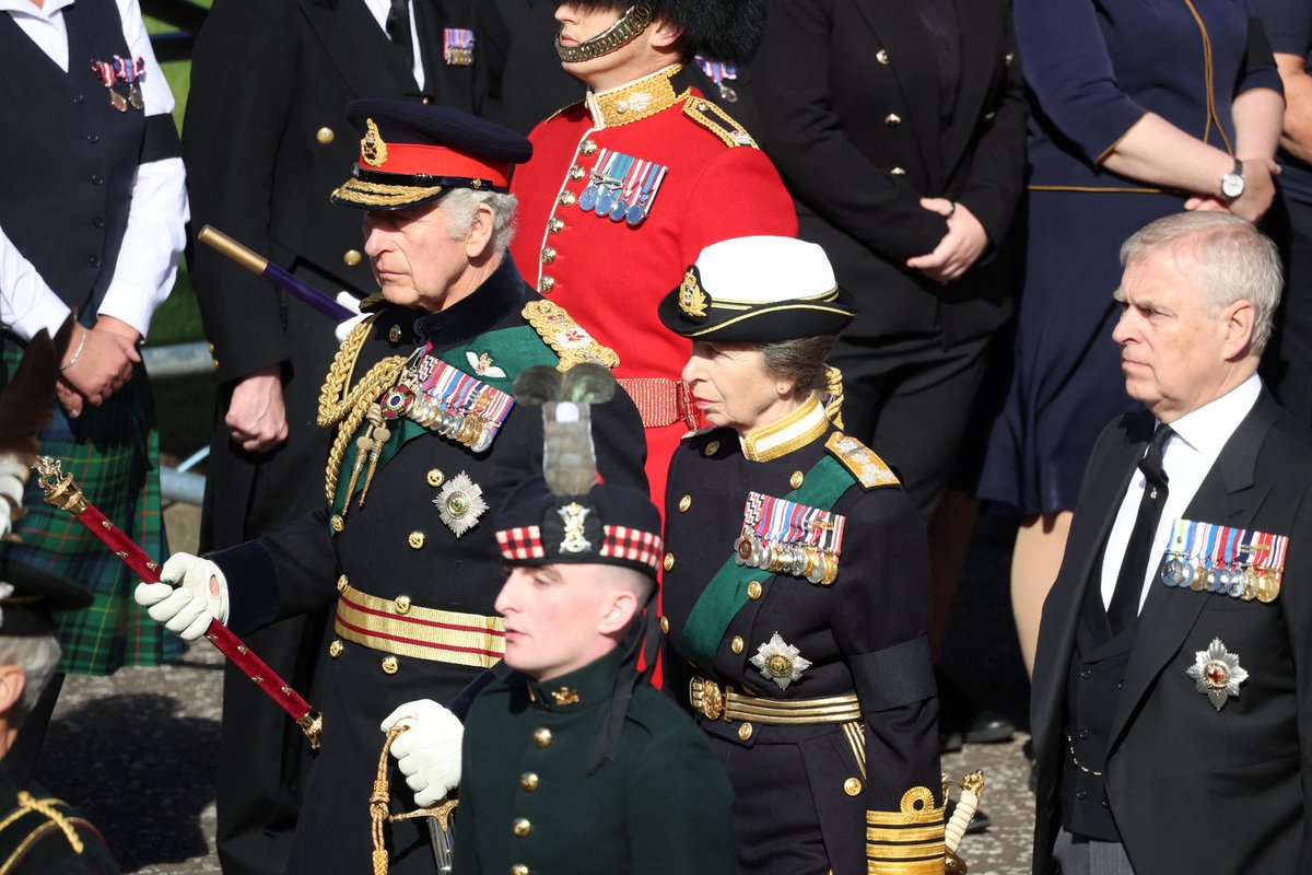 Král Karel III., princezna Anna a princ Andrew v průvodu za rakví královny Alžběty II.