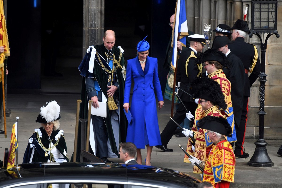 Britský král Karel III. obdržel skotskou korunu: princ William a princezna Kate