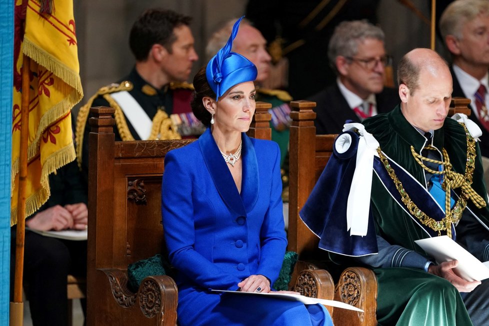 Britský král Karel III. obdržel skotskou korunu: princ William a princezna Kate.