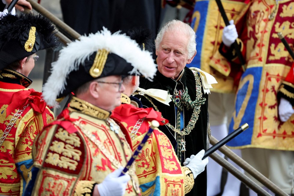 Britský král Karel III. obdržel skotskou korunu