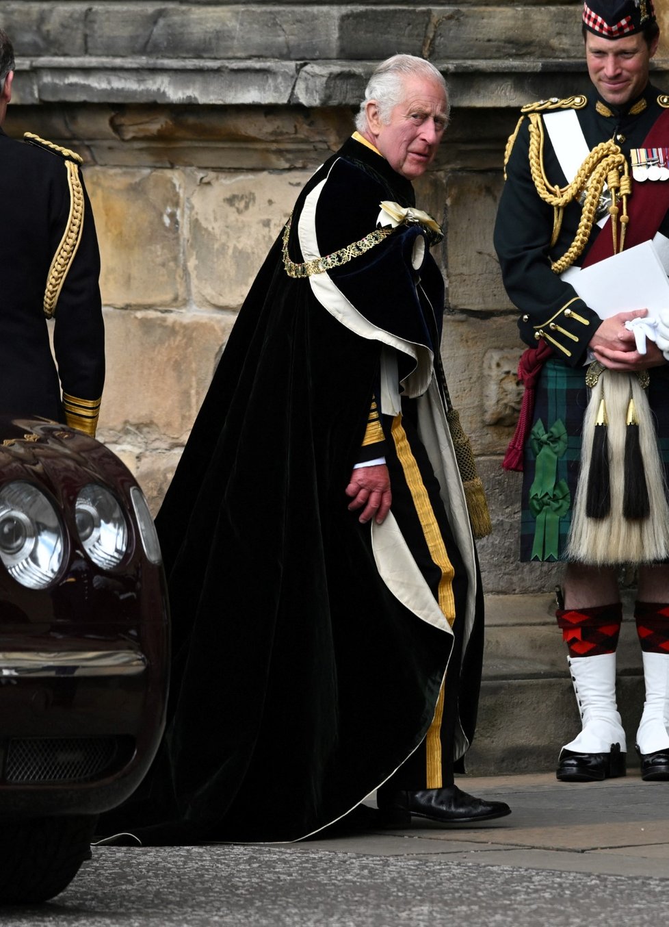 Britský král Karel III. obdržel skotskou korunu