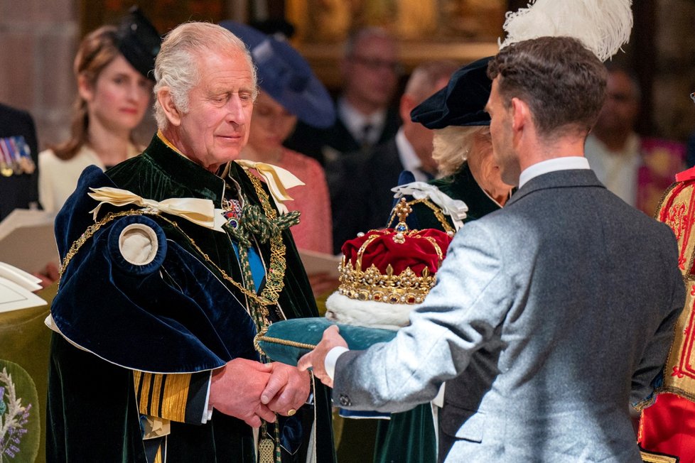Britský král Karel III. obdržel skotskou korunu.