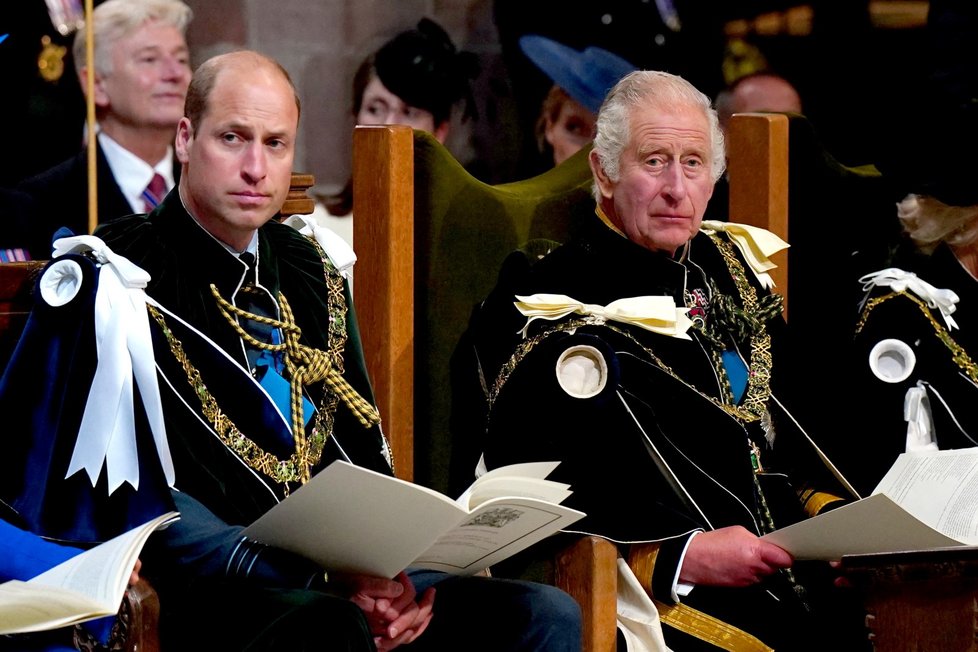 Britský král Karel III. obdržel skotskou korunu.