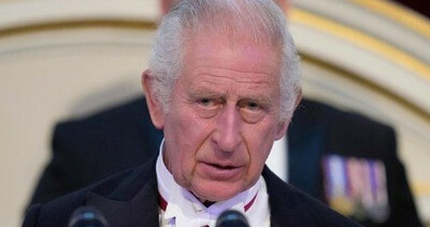 Král Karel III. čelí drsnému obvinění bulvárního novináře.