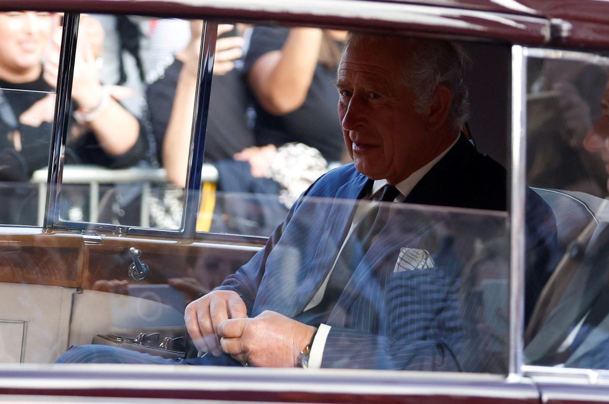 Král Karel III. odjíždí z Buckinghamského paláce.