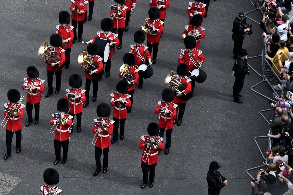 Ulicemi Londýna pochodují vojáci.