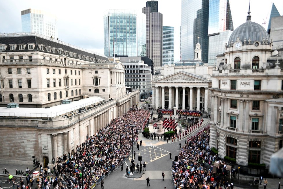 Ulicemi Londýna pochodují vojáci.