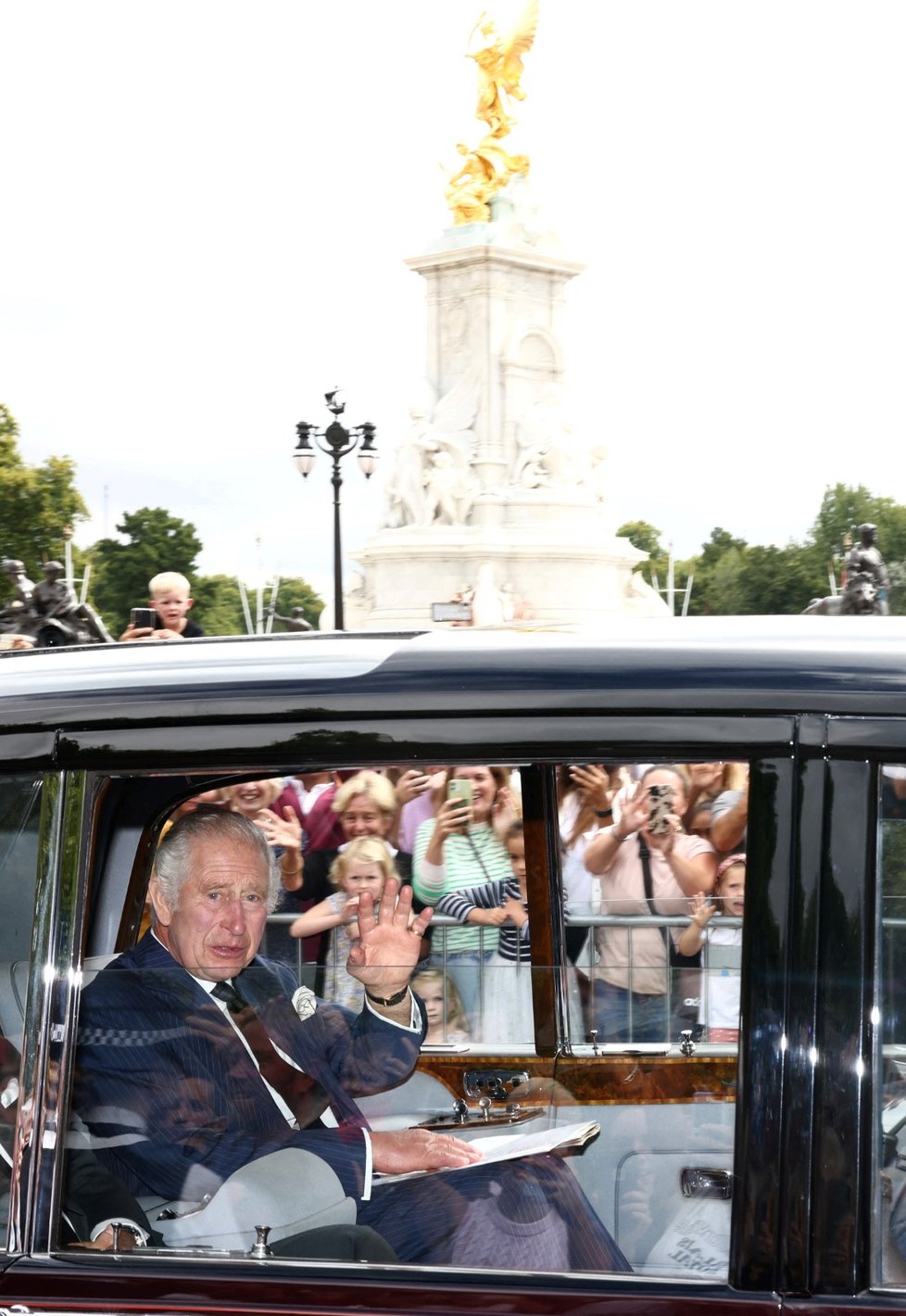 Král Karel III. se ze Svatojakubského paláce vrátil do Buckinghamského paláce.