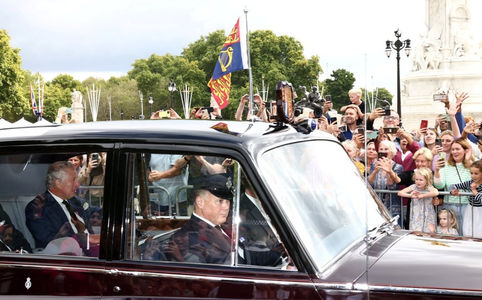 Král Karel III. se ze Svatojakubského paláce vrátil do Buckinghamského paláce.