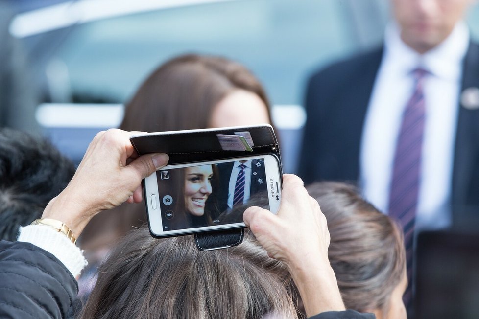 Během slavností nesmějí členové královské rodiny používat telefony ani fotografovat selfie s fanoušky.