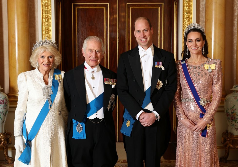 Král Karel III. s manželkou Camillou , synem princem Williamem a jeho paní Catherine