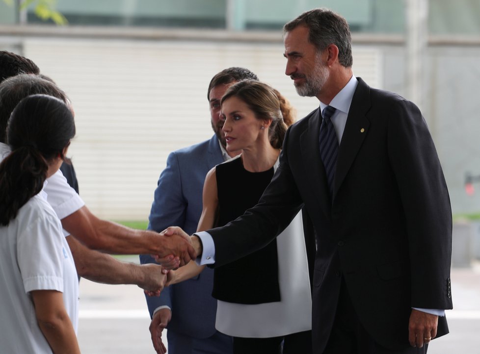 Španělský král Felipe VI. navštívil zraněné po útoku v Barceloně.