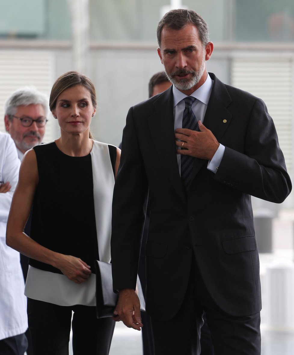 Španělský král Felipe VI. navštívil zraněné po útoku v Barceloně.