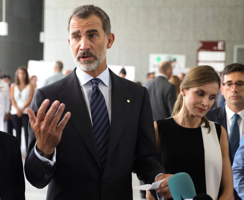 Španělský král Felipe VI. navštívil zraněné po útoku v Barceloně.