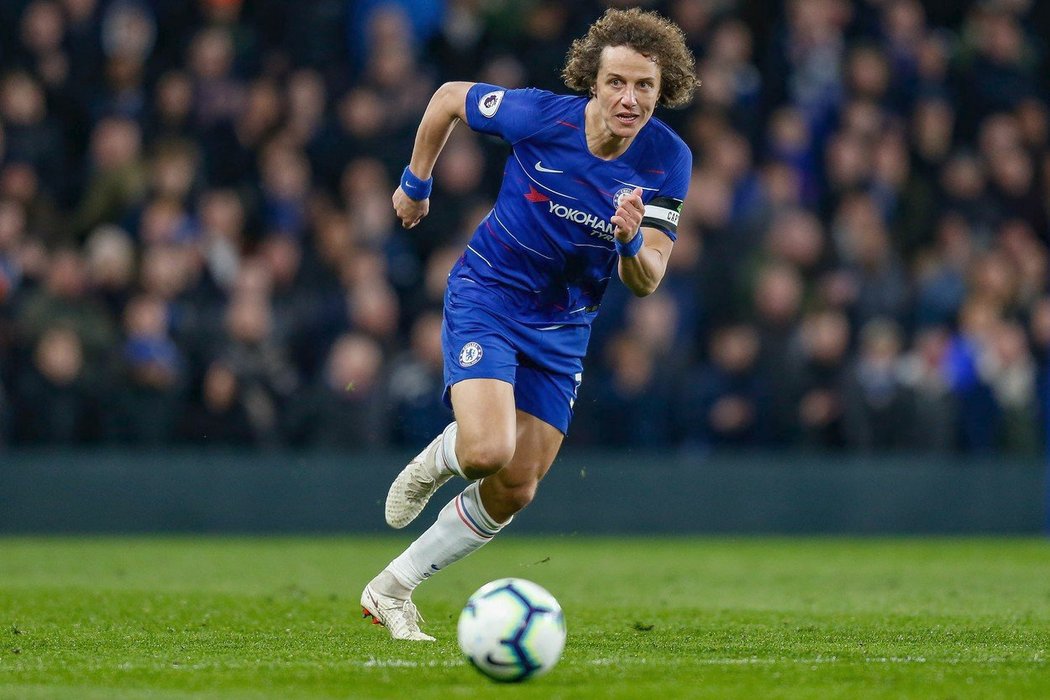 David Luiz rozjíždí útočnou akci