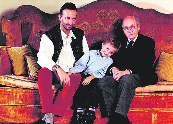 2002 s tatínkem a synem Zvonimirem.