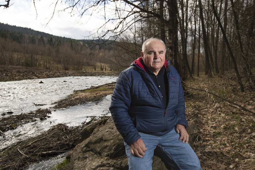 Josef Vávra dnes žije v Prachaticích. Na snímku na břehu Blanice u Zábrdské skály.