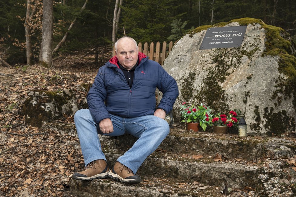 Josef Vávra u pomníku příslušníka SNB Rudouše Kočího, který padl při přestřelce s převaděčskou skupinou Krále Šumavy.