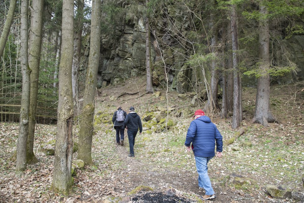 Pohled od řeky Blanice. Josef Vávra (nejblíže), autor reportáže a spisovatel David Jan Žák směřují do skal k zábrdské jeskyni.