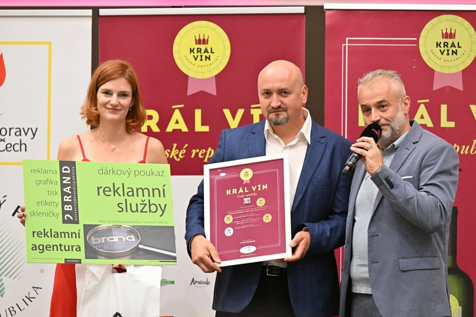 Tomáš Baňař přebírá cenu pro vítěze kategorie za vinařství Vitis.