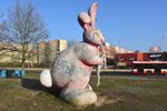 Růžového králíka počmáral vandal nacistickými symboly.