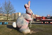 Růžový králík v Plzni to už zase schytal: Neznámý »umělec« ho počmáral hákovými kříži