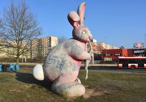 Růžového králíka počmáral vandal nacistickými symboly.