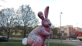 Třítunovou obří sochu králíka posprejoval neznámý vandal hákovými kříži a dalšími symboly.