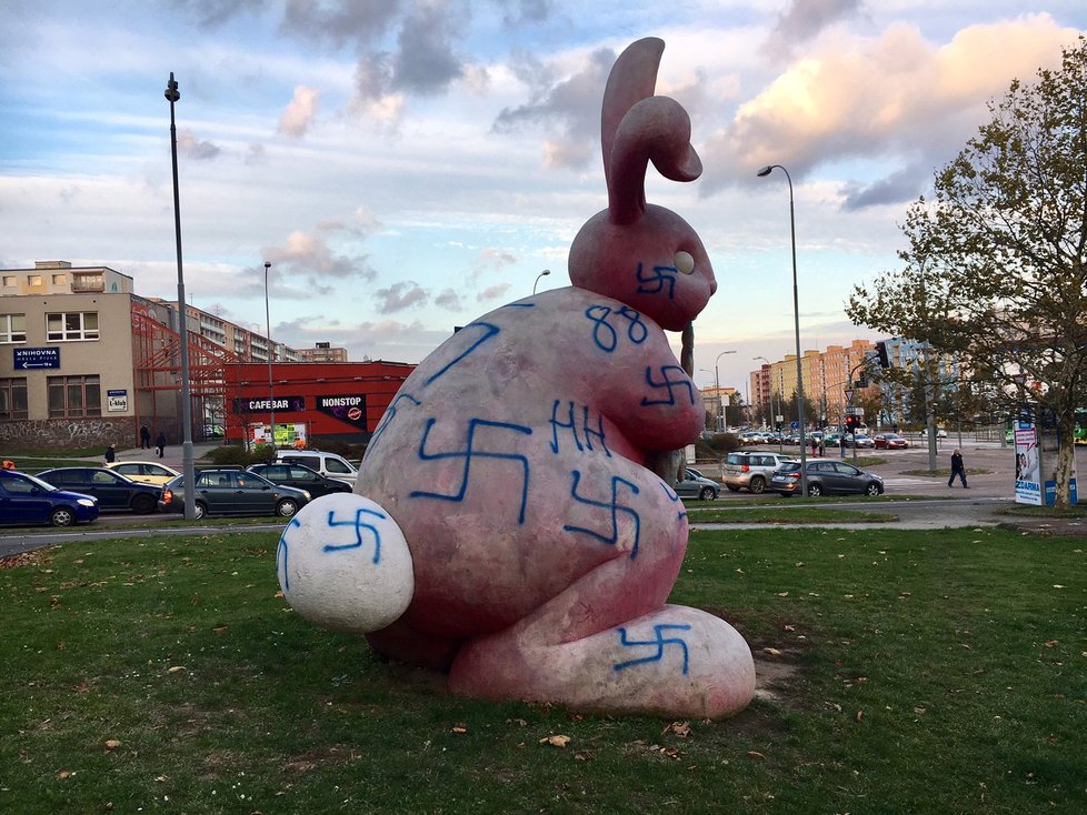 Třítunovou obří sochu králíka posprejoval neznámý vandal hákovými kříži a dalšími symboly.