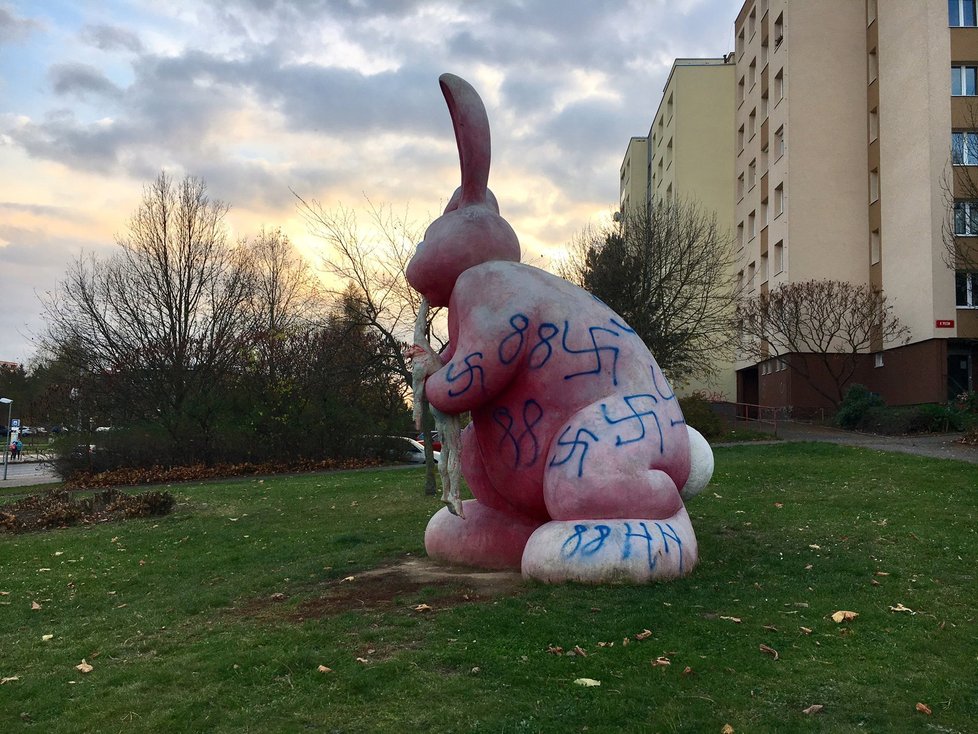 Třítunovou obří sochu králíka posprejoval neznámý vandal hákovými kříži a dalšími symboly.