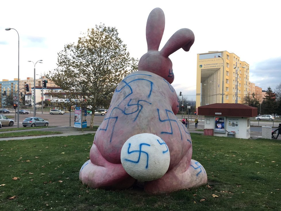 Třítunovou obří sochu králíka posprejoval neznámý vandal hákovými kříži a dalšími symboly.
