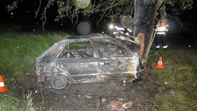 Policie našla v hořícím havarovaném autě mrtvého řidiče.