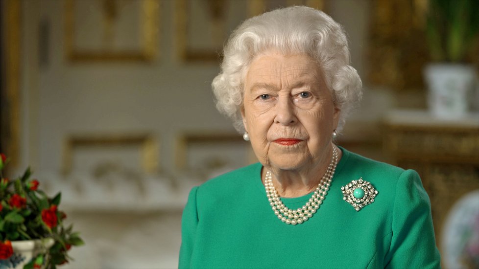 Britská královna Alžběta II. během proslovu směrem k Britům na téma koronaviru (5. 4. 2020)