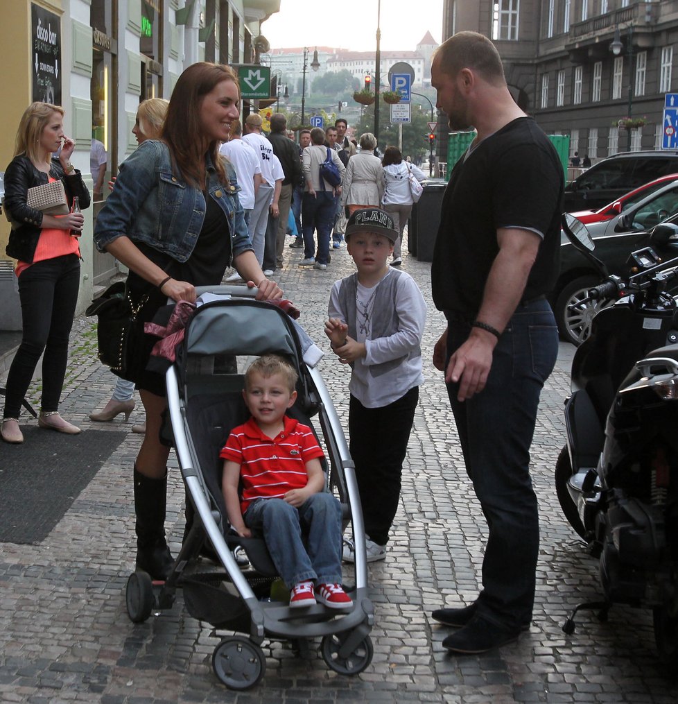 Lucie se syny a partnerem Jiřím Šlégrem