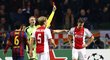 Český sudí se v utkání Ajaxu s Barcelonou (2:1) podílel na druhé brance domácích, nařídil pokutový kop a ještě ukázal červenou kartu.
