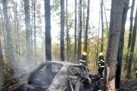 Auto na Hradecku po nárazu do stromu začalo hořet: Tragické nehodě zřejmě předcházela vražda!