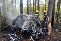 Auto na Hradecku po nárazu do stromu začalo hořet: Tragické nehodě zřejmě předcházela vražda!