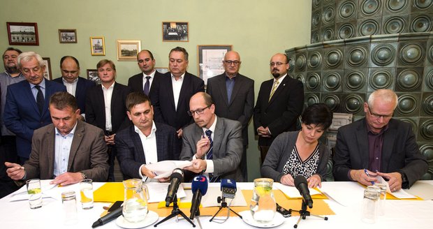 Hradecká koalice podepsána: Aleš Cabicar (TOP 09), Martin Červíček (ODS), Jiří Štěpán (ČSSD), Martin Berdychová (Východočeši) a Vladimír Derner (KDU-ČSL)
