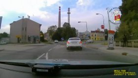 Zloději aut řádí na Královéhradecku: Jeden srazil policistu, dva skončili za mřížemi